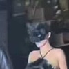 Bianca Censori u prozirnoj haljini s perjem i mačjom maskom na licu privukla pažnju u Tbilisiju