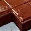 Čokoladne kocke koje se tope u ustima: Sočnom biskvitu i kremastim slojevima teško je odoljeti