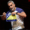 Svjetski poznati komičar Bassem Youssef publici u Sarajevu priredio sjajan show, na scenu izašao u dresu BiH