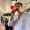 Adi Šoše iznenadio putnike u gradskom prevozu u Sarajevu: Priredio mini koncert u autobusu