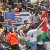 Navijač BiH razvio zastavu Palestine ispred čovjeka s izraelskom i američkom, svi su ih gledali u čudu