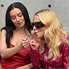 Madonna prisustvovala modnoj reviji Saint Laurenta u Parizu pa u prvom redu zapalila cigaretu
