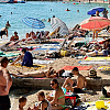 Plaža u Makarskoj ispunjena do posljednjeg mjesta: Visoke cijene ne sprječavaju posjetitelje da uživaju