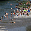 Građani Minhena osvježenje od visokih temperatura pronašli na rijeci Isar