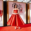 Anne Hathaway u crvenom kompletu ponosno pokazala trudnički stomak, pojavila se na premijeri novog filma