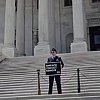 Američki oficir došao na Capitol s natpisom kojim poziva na opoziv Trumpa, uhapšen bez otpora