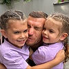 Dirljive fotografije Edina Džeke nakon povratka kući: Kapiten bh. reprezentacije utjehu pronašao u zagrljaju kćerki