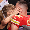 Vjenčali se Taylor Swift i Travis Kelce, iznenadili odabirom slavnog glumca za matičara