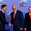 Edi Rama pravio show prije zajedničke fotografije na samitu NATO-a: Nosio bijele patike i provocirao Macrona