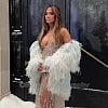 Jennifer Lopez u "goloj" haljini očarala Pariz: Komad prekriven kristalima naglasila pernatim ogrtačem