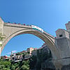 Sa Starog mosta u Mostaru upriličen skok bez aplauza u znak sjećanja na genocid u Srebrenici