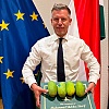 Peter Magyar dobio neobičan poklon od premijera Pakistana: "Ne daje nam svako revolver"