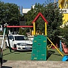 Novi nivo bahatosti: Vozač u Sarajevu ostavio automobil nasred dječijeg igrališta