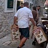 Incident u Primoštenu: Ugostitelj kutijama udario dječija kolica, uhapšen je