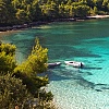 Uvala Vučine na Pelješcu skriveni je dragulj Jadrana, osvaja tirkiznim morem i prirodnim hladom