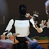 Teslin humanoidni robot Optimus učit će od ljudskih radnika u Gigafactoryju
