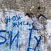 Skandalozne poruke osvanule u Bijelom Polju: Na zidu ispisano "Nož, žica, Srebrenica" i "Ubij Turke"