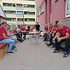 Članovi GSS-a Zenica ispred svoje stanice  u tišini čekaju vijesti iz Ruske Federacije: "Ovo nije nesreća, nisu bili amateri"