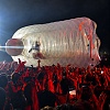 Viralni trenutak s koncerta: Publika nosila Katy Perry u džinovskoj boci, ona molila da je vrate nazad