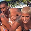 Olise puni baterije na jahti na Karibima, okružen je djevojkama