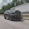 "Odbjegli" točak preskočio barijeru na autoputu i uništio Nissanov SUV
