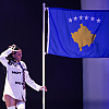 Katy Perry nastupila pred hiljadama fanova na Sunny Hill Festivalu, tokom koncerta na sceni držala zastavu Kosova