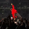 Harry Styles se okliznuo i pao na bini tokom koncerta, reakcijom je nasmijao publiku