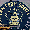 Na zgradi u Sarajevu slika se mural posvećen Dubiozi Kolektiv, na zidu i prepoznatljivi stih "I am from Bosnia"