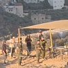 Objavljen snimak izraelskih kolonista kako se mole ispred opkoljenih palestinskih kuća na Zapadnoj obali
