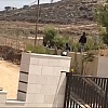 Izraelski doseljenici ne prestaju s maltretiranjem: Objavljen snimak kako se penju na ograde kuća Palestinaca