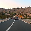 Cesta Stolac - Neum: "Put je top", ali bahati vozači pretiču preko pune linije i masovno ugrožavaju saobraćaj