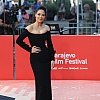 Glamurozno izdanje Yasmine Al Massri na crvenom tepihu privuklo pažnju: Crna uska haljina istakla njene grudi