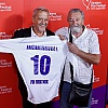 Emiru Hadžihafizbegoviću uručen dres FK Vratnik: Ovo mi je vrlo drag poklon
