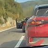 Bizaran snimak iz Hrvatske: Htio se obračunati na cesti, pa ga drugi vozač udario automobilom