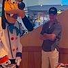 Porodica snimala kćerku u Disneylandu, tek kasnije su primijetili slavnog glumca u pozadini: Posmatrao je s osmijehom