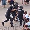 Policija zbog zastave izvukla navijača Barcelone iz gužve, srušila na pod i pretukla pendrecima