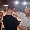 Hadžihafizbegović ne štedi na bakšišu: Častio muzičare pa zaplesao uz pjesmu "Bosnom behar probeharao"