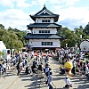 U Japanu angažovano 1.800 ljudi da pomoću konopaca pomjere zamak težak 360 tona