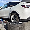 Pukla vam je guma na električnom automobilu? Na šta posebno obratiti pažnju, greške mogu biti skupe