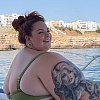 Plus-size manekenka odgovorila na negativne poruke zbog izgleda fotografijom u bikiniju: Uživa na jahti u Italiji