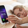 Zašto se budimo samo trenutak prije nego što zazvoni alarm?