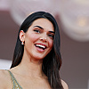 Kendall Jenner nije skidala osmijeh s lica na crvenom tepihu, nosila pripijenu haljinu u zlatnim tonovima