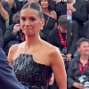 Nina Dobrev se našla u neugodnoj situaciji na crvenom tepihu: Zaštitar joj rekao da se mora maknuti